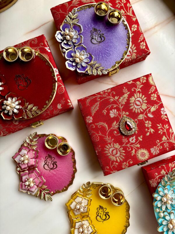 Resin Platter Brocade Hamper